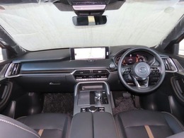 【運転席インテリアデザイン】左右対称のインテリアデザインでドライバーを包み込み運転に集中できるように設計されています。