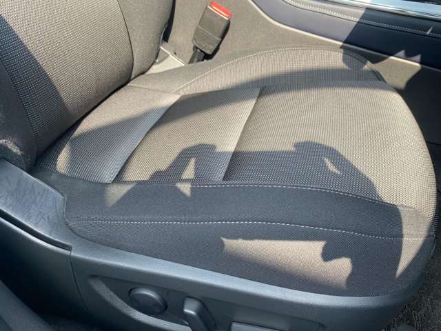 当社、デモカーのみでの使用であるためシートの寄れもございません。