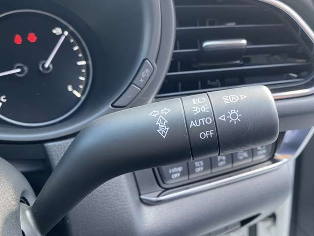 オートライト機能で、暗くなってきたら自動で点灯してくれます☆高速道路のトンネルでも重宝しますね☆