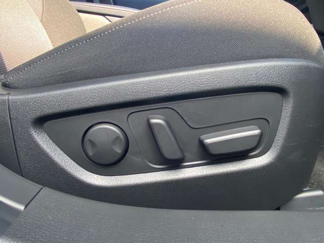 運転席シートはパワーシートとなっております。