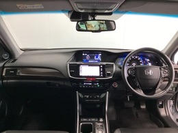 車内は光触媒抗菌消臭施工済です。インパネ周りはスタイリッシュなデザインです。グローブボックスやカップホルダーのほかにトレーなどたくさんの収納スペースが付いています。