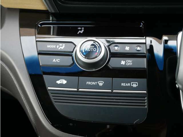 ボタン1つで、室内温度を調節してくれる、便利なオートエアコン装備♪