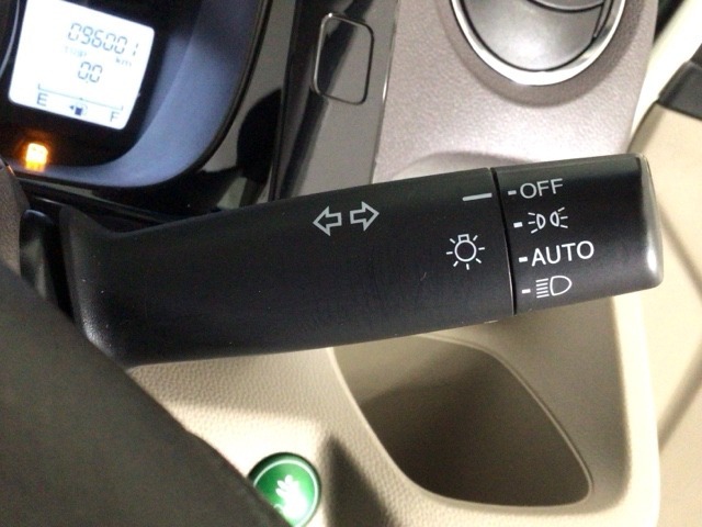 【オートライト】オートライトコントロールスイッチが装備されています　周囲の明るさに応じて自動でヘッドライトの点灯・消灯を行います。ものすごく便利です♪