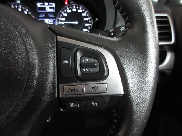 ハンドル右側にはクルーズコントロールのスイッチが装備され運転中の操作も安心して行えます！