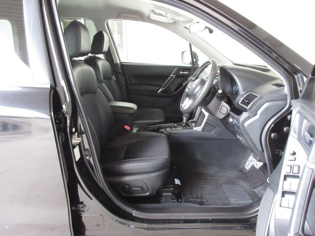 すわり心地の良い運転席・助手席です。長時間のドライブの疲れ軽減に貢献します。どうぞ快適なドライブを♪