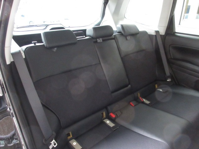 リアシートもゆったり快適に座っていただけますので、後部座席にお乗りの大切な方も楽しくドライブに参加していただけます。