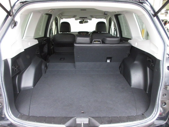リアシートは6：4の分割可倒式で荷物に合わせて積み込み可能です★シートアレンジ次第でさまざまな大きさの荷物の積み込みが可能です♪
