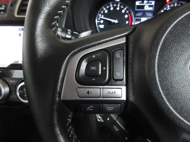 ハンドルにオーディオの操作スイッチが装備されています！視線を前方から外さずハンドルから手を離さずに操作できるのでとっても安全ですね♪