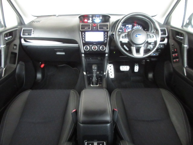 ドライバーを包み込むように、ディスプレーやスイッチ、コンソールを配置。座った瞬間から運転への期待が！空間そのものの心地よさにこだわっています。