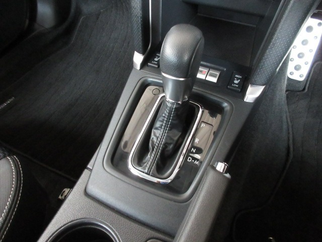 扱いやすい位置に配置されたフロアオートマチックです☆CVTを採用で滑らかでスムーズな走りが楽しめますよ♪