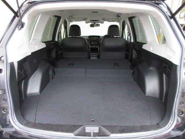リアシートを倒せば広々荷室の出来上がり♪アレンジ次第でさまざまな荷物が積み込めますよ。