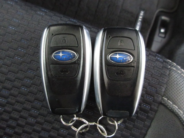 スマートキー付！キーを取り出さなくてもドアロックの施錠・開錠、エンジンの始動が出来ます！雨の日や荷物の多い日にとても便利ですね♪