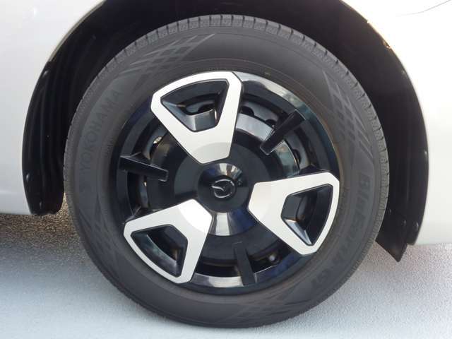 【タイヤ】マツダ純正のホイールキャップ搭載♪お車の足元を上質に演出してくれます。キャップを外したら、積雪時のチェーン装着も安心して取り付け可能です！