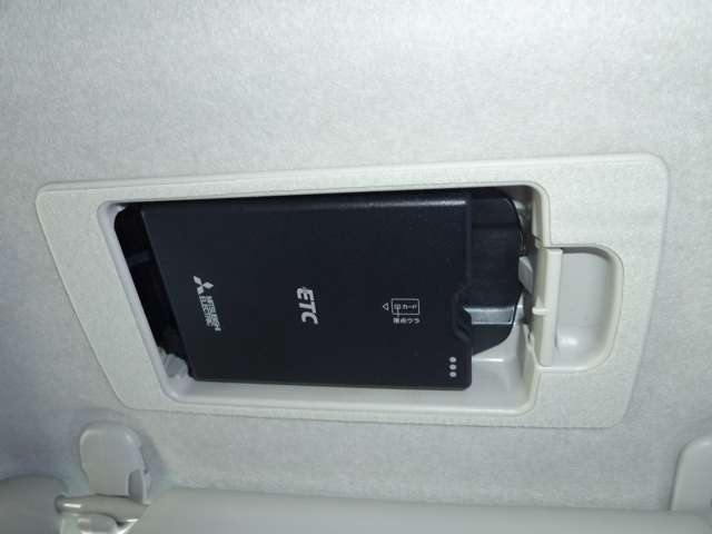 【ETC車載器】スマートインETC搭載！サンバイザーの上に隠れていますので、見た目もすっきりです！抜き忘れに注意してね♪料金所での手間を解消します。通行券を取る際幅寄せに気を使う必要もありません。