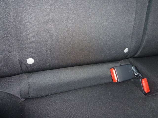 【ISOFIX（アイソフィックス）】お子様がいらっしゃるご家庭は必見！後席にチャイルドシートを直接金具に固定出来るISOFIX規格対応の座席です♪シートベルトのみを使用しての固定よりも安定します！