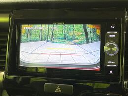 【バックカメラ】駐車時に後方がリアルタイム映像で確認できます。大型商業施設や立体駐車場での駐車時や、夜間のバック時に大活躍！運転スキルに関わらず、今や必須となった装備のひとつです！