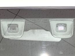 【スズキ　セーフティサポート】走行中に前方の車両等を認識し、衝突しそうな時は警報とブレーキで衝突回避と被害軽減をアシスト。より安全にドライブをお楽しみいただけます。