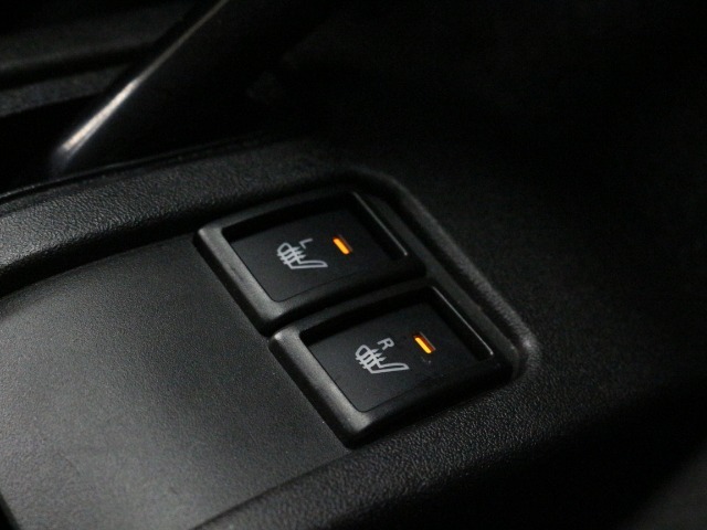 【シートヒーター】寒い季節の味方！エアコンより素早く暖まるので、出発してすぐの車内の寒さを和らげますよ♪