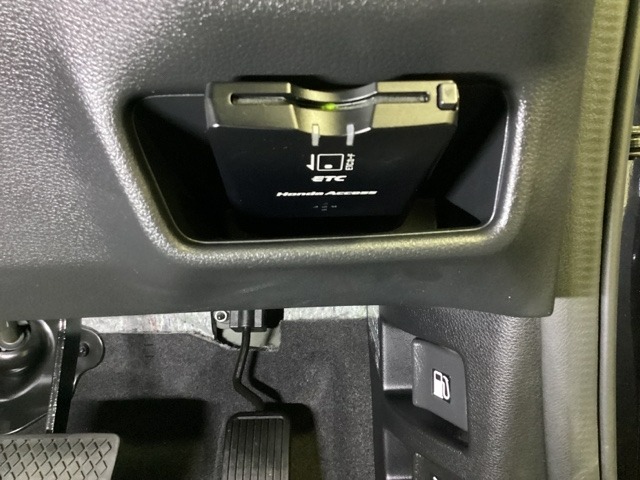 ハンドルの右下にETCがついています。高速道路の料金所の通過も楽々です！。　カードの取り出しもしやすい場所についています。