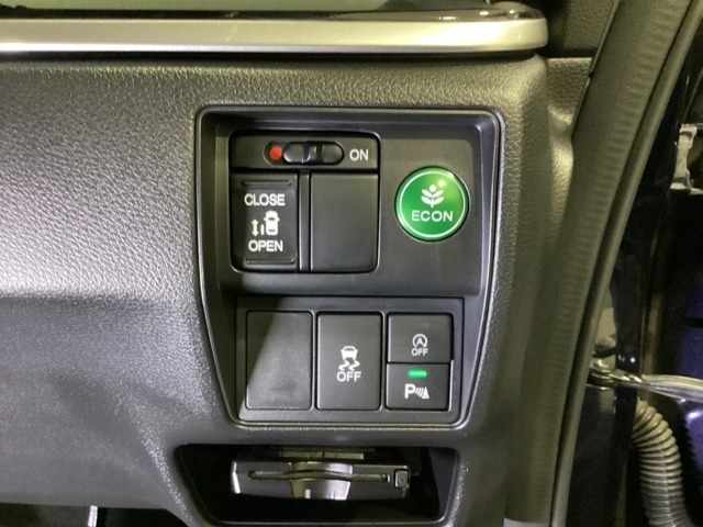 左側電動スライドドアは運転席から操作ができるよう、操作スイッチが付いています。VSA（ABS＋TCS＋横滑り抑制）解除などのメインスイッチも装備しています。燃費に役立つECONボタンもここです。