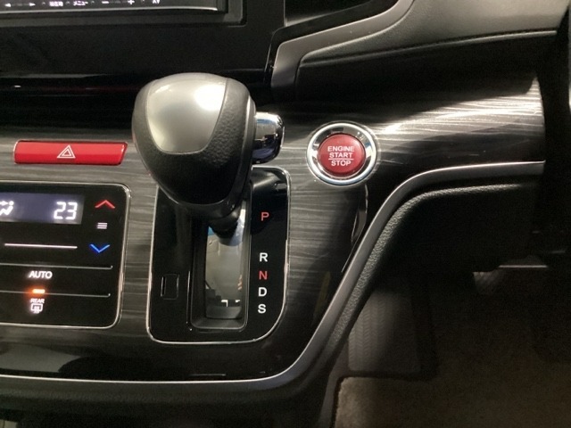 CVT車のセレクトレバーです。低速から高速まで、変速ショックのないスムーズな走りを実現するとともに、エンジン効率のよい領域を維持することで燃費にも貢献します。