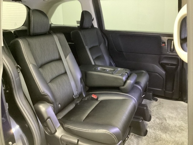 2列目シートは背もたれの角度調節ができるベンチシートになっております。長距離運転になってもゆったりとできるように、カップホルダー付きアームレストがついてます。