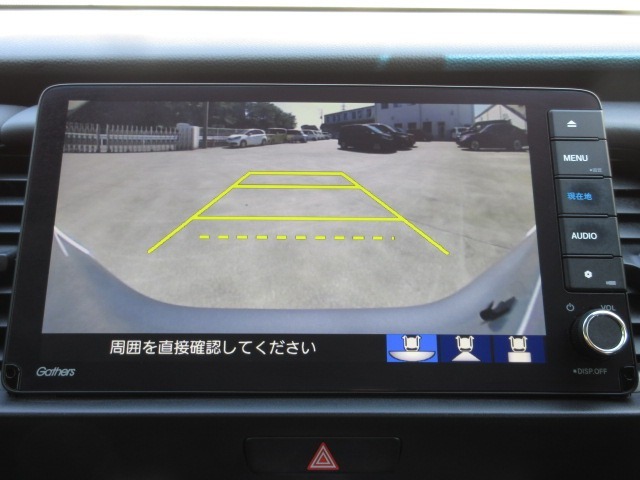 【リアワイドカメラ】3種類の表示で、後方確認をサポートします。『ノーマル画像』『広角180度画像』『真上からの見下ろし画像』をワンタッチで選べます。