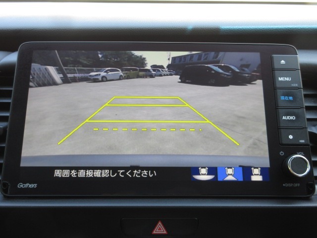 【リアワイドカメラ】3種類の表示で、後方確認をサポートします。『ノーマル画像』『広角180度画像』『真上からの見下ろし画像』をワンタッチで選べます。