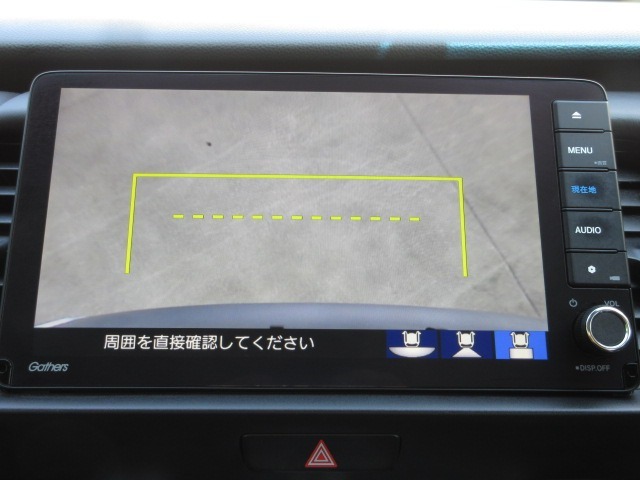 【リアワイドカメラ】3種類の表示で、後方確認をサポートします。『ノーマル画像』『広角180度画像』『真上からの見下ろし画像』をワンタッチで選べます。