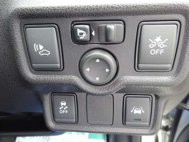 運転席右下のボタンになります。エマージェンシブレーキ・車線逸脱警報・横滑り防止等の様々なボタンが御座います。