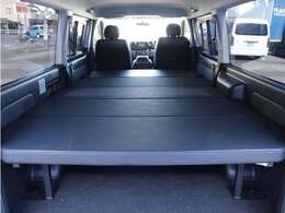 フルフラットでゆったり車中泊も♪