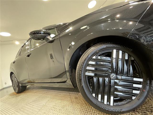 【17インチアルミホイール　】アルミホイールが足元を飾ります！！車って横から見たとき3割がタイヤホイールと言われています！！カッコイイ方がいいに決まってます！！