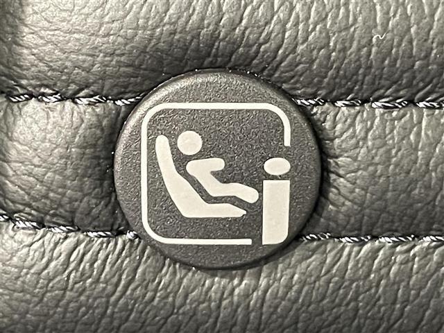 【ISOFIX】アイソフィックスはチャイルドシートを差し込むだけ！金具で固定されます。シートベルトを使用しないので簡単かつ安全にチャイルドシートを固定することができます！女性でも簡単に装着できます♪