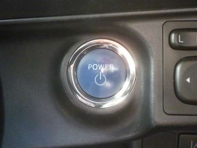 プッシュスタートスイッチを押すだけでエンジンを始動させることができます。
