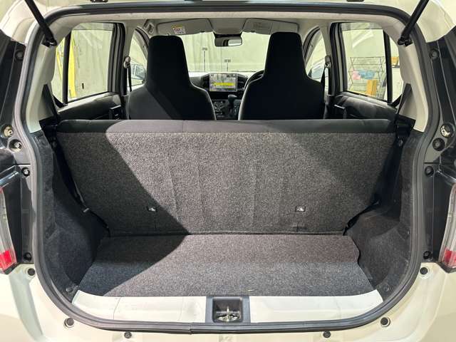 入庫時はスタッフが丁寧に洗車♪ご納車前には更にもう一度仕上げを行います♪オプションでプロによる内装クリーニングや大人気のボディーコーティング、鈑金修理なども格安で承ります。