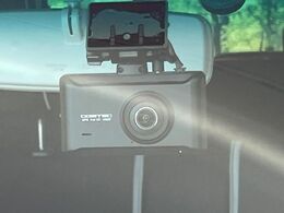 【ドライブレコーダー】安心・安全なカーライフに必須のドライブレコーダーを装備！走行中はもちろん、あおり運転や事故に遭遇した際の状況も映像で記録し、万一のリスクに備えます。