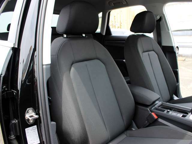 使用感が一番出る運転席側シート。ご覧のようにきれいな状態となっております。詳しくはフリーコール　0078-6002-080898まで。