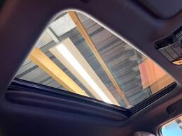 【サンルーフ】開放感たっぷりの希少装備、サンルーフが装着されています！車内に明かりを取り入れたり景色を楽しむ以外にも、車内の空気も簡単に換気できて快適です！