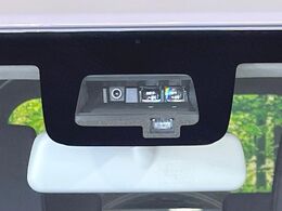 【スズキ　セーフティサポート】走行中に前方の車両等を認識し、衝突しそうな時は警報とブレーキで衝突回避と被害軽減をアシスト。より安全にドライブをお楽しみいただけます。