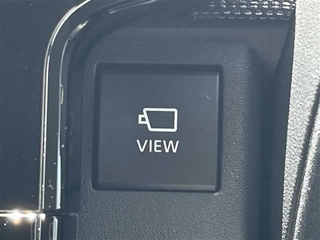 エンジンスイッチ（ハイブリッド車はパワースイッチ）がONモードのときに運転席周辺のカメラスイッチを押すと、シフトレバーの位置に応じたパノラミックビューモニター画面がディスプレイに表示されます。
