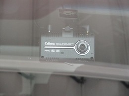 ドライブ中の映像や音声を記録できるドライブレコーダーを装備しています！走行中はもちろん、あおり運転や事故に遭遇した際も安心です♪自分自身やご家族を守るために搭載しておきたい装備です♪