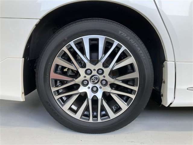 タイヤサイズは235/50R18！純正アルミホイール！納車前の点検時にタイヤ交換させていただきます！