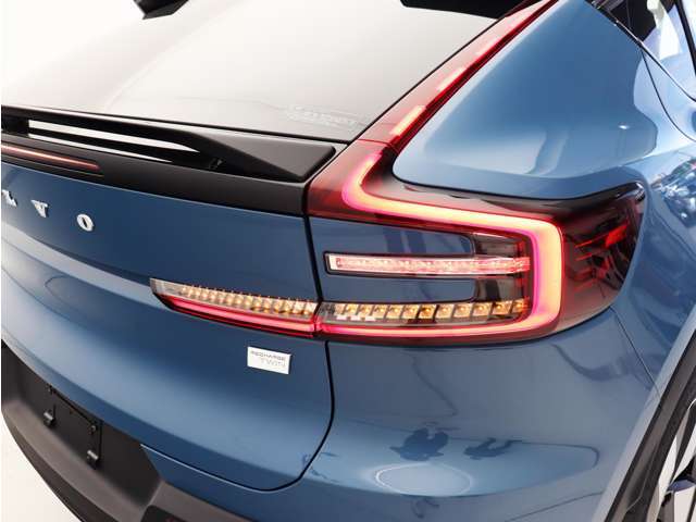 【伝統の縦型テールランプ】LEDテールライトのシーケンシャルインジケーターは内側から外側へ流れるように光ります。より流麗なスタイリングへと変化しても遠くから一目で分かるVOLVOのデザインアイコンです