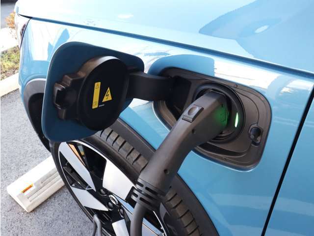 コンセントタイプ(3kW)やウォールボックスタイプ(6kW)の充電器を用いて、ご自宅で簡単充電。一般的な家庭用の200V交流充電ケーブルでは、約8時間で80％まで充電！1時間あたり7~14kmを走行できる電力を充電できます。