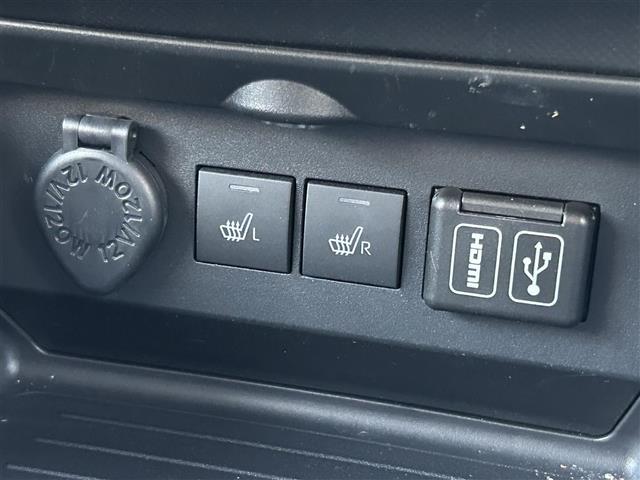 運転席周りのスイッチ類になります。様々な装備がついておりますので、ご不明な点があれば、いつでもお問い合わせお待ちしております。