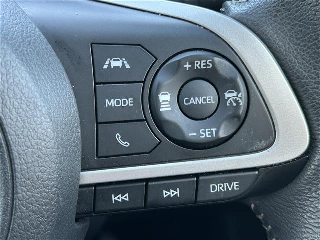 運転席周りのスイッチ類になります。様々な装備がついておりますので、ご不明な点があれば、いつでもお問い合わせお待ちしております。