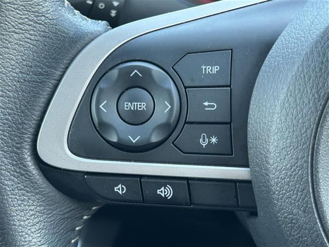 運転席周りのスイッチ類になります。様々な装備がついておりますので、ご不明な点があれば、いつでもお問い合わせお待ちしております。