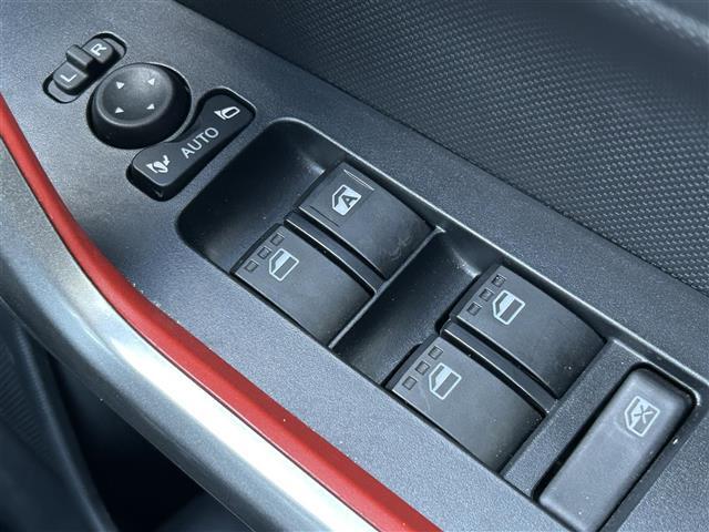 【パワーウインドウ】窓はボタンひとつで楽々開閉♪