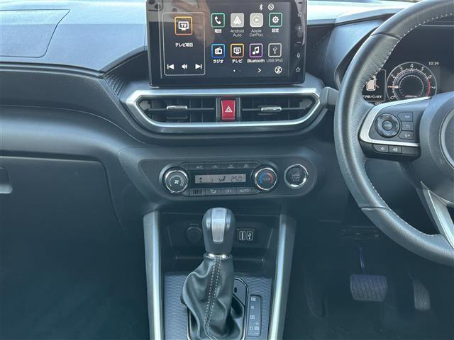 【前席全体】シンプルかつ機能的な内装です。