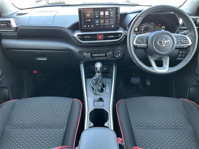 【前席全体】シンプルかつ機能的な内装です。